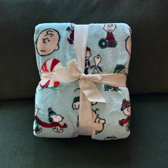 Charlie Brown and Snoopy Icy Blue Christmas Plush Blanket | Peanuts Winter 60x90 - Picture 1 of 7